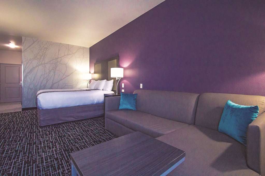 La Quinta Inn & Suites by Wyndham Pampa - photo 36