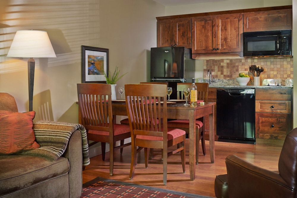 Green Mountain Suites Hotel - photo 9