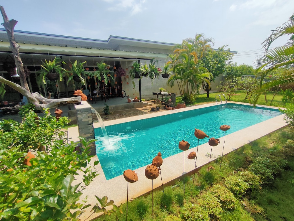 Flora Land Resort Chiang Mai — hotel in Saraphi