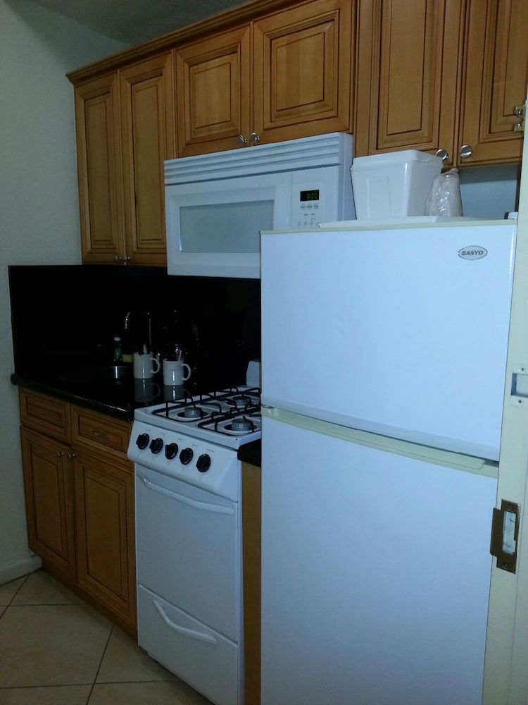 Hollywood Beach Resort two Bedrooms Sleeps 6 - photo 10