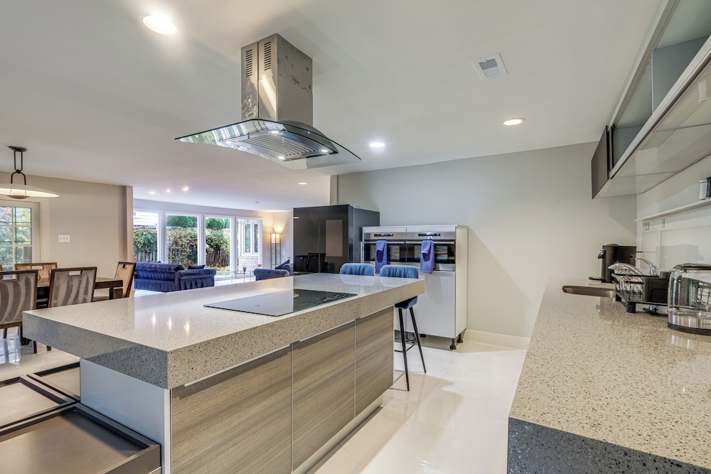 9 Mi to National Mall: Spacious Bethesda Retreat