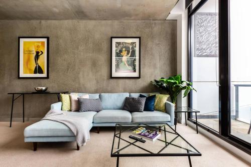 Industrial Chic Balcony Abode near Chapel Street — 4-Star Luxury Hotel in Melbourne, Australia