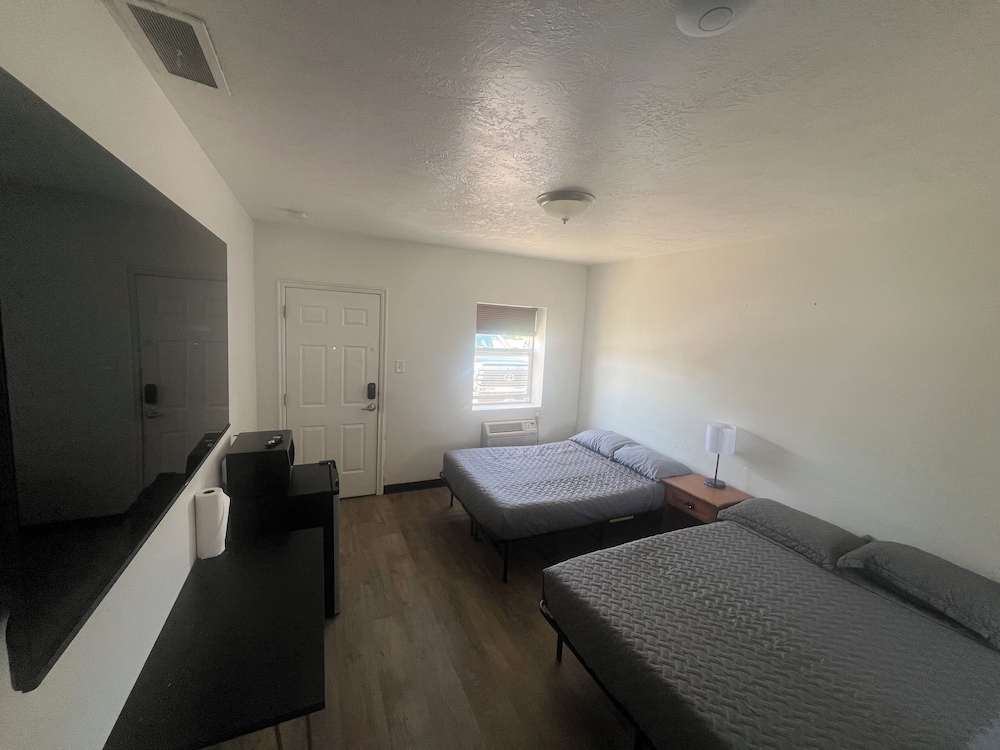 Mac s Motel - photo 11