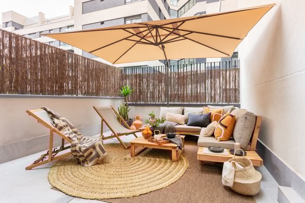 Ghassira 2 Bedrooms and Terrace in Rios Rosas Madrid hotel