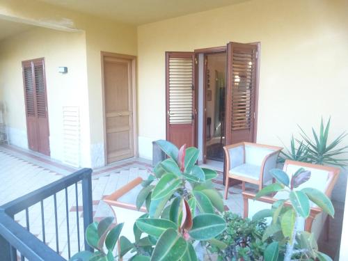 Villino Toti e Silvana a 50 mt dal mare in Carini, Italy