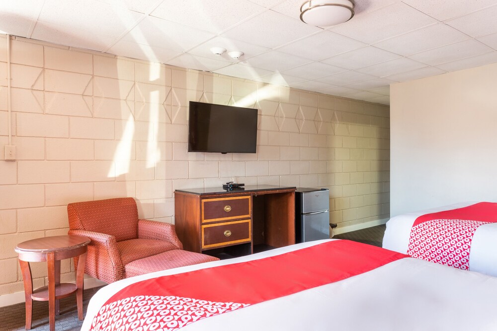 OYO Hotel Malden MA Broadway - photo 5