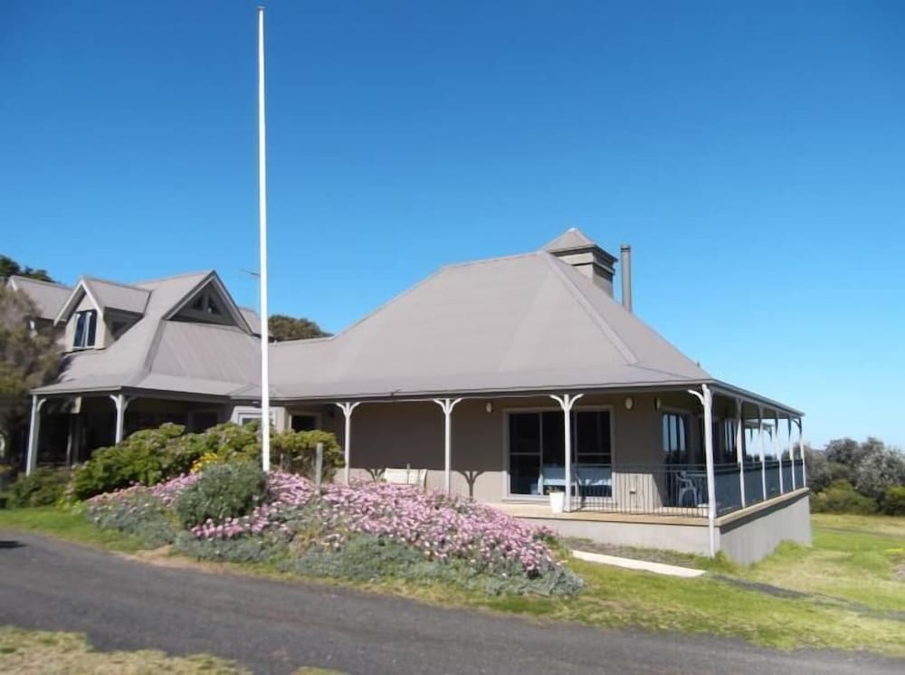 Swan Lake Guest House — 4-Star Luxury Hotel in Phillip Island, Australia