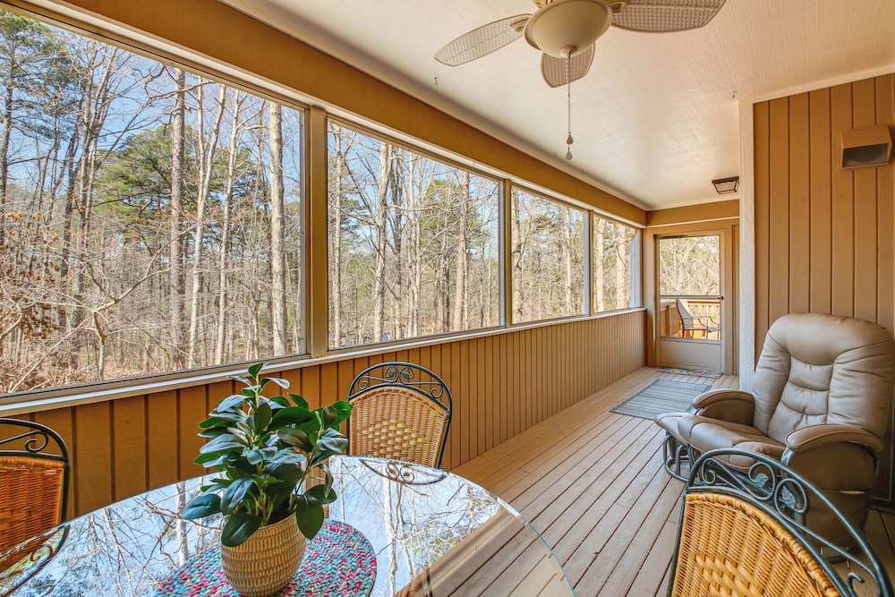 1 Mi to Lake: Hot Springs Village Escape w Deck — hotel in Hot Springs Village