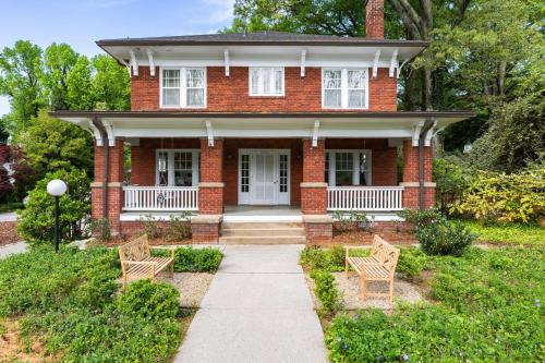 The Hummingbird House — 4-Star Luxury Hotel in Greensboro, United States