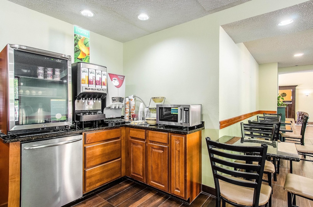 Red Roof Inn & Suites Middleborough - photo 25