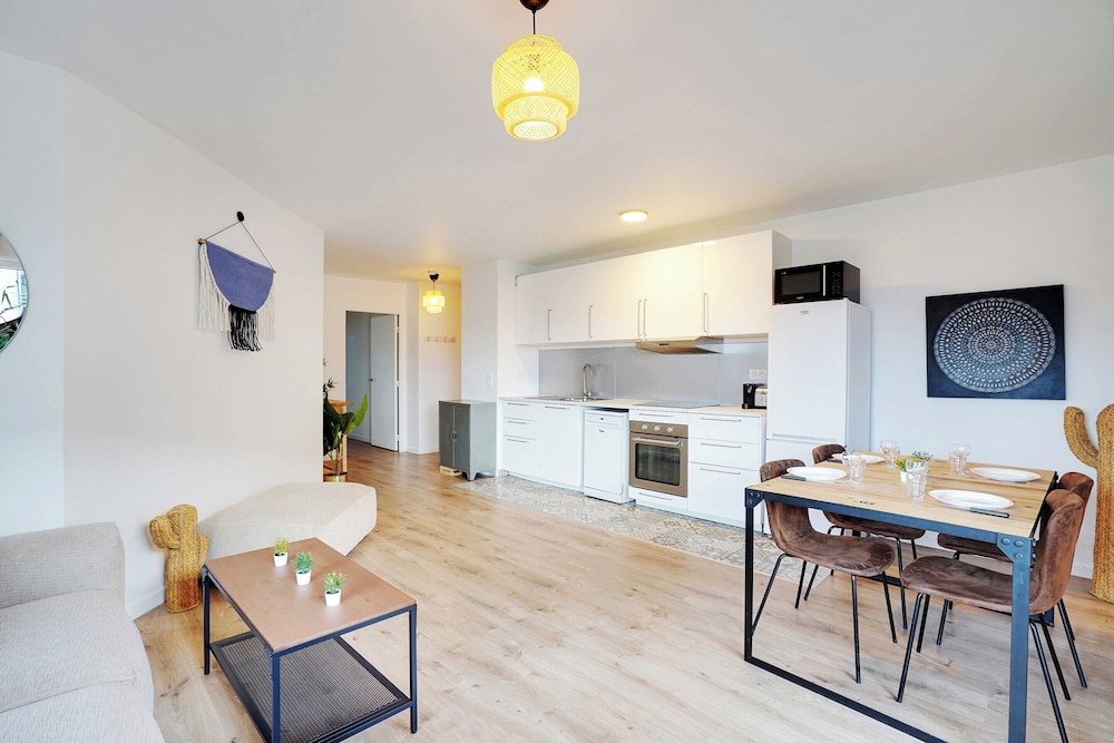 Charming Apartment 3br 6p Saint ouen sur seine — 4-Star Luxury Hotel in Saint-Ouen, France