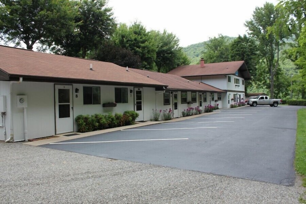 The Chalet Motel & Apartments — 4-Star Luxury Hotel in Maggie Valley, United States
