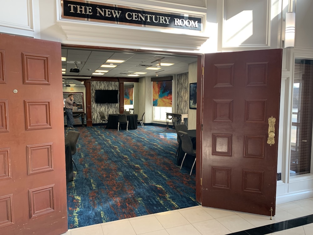 La Quinta Inn & Suites by Wyndham OKC North Quail Springs - photo 44