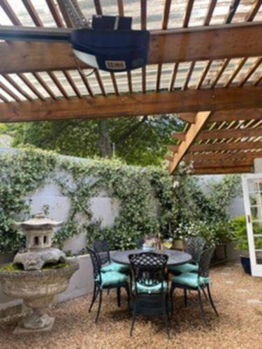 Gorgeous private cottage in prestigious Newlands.