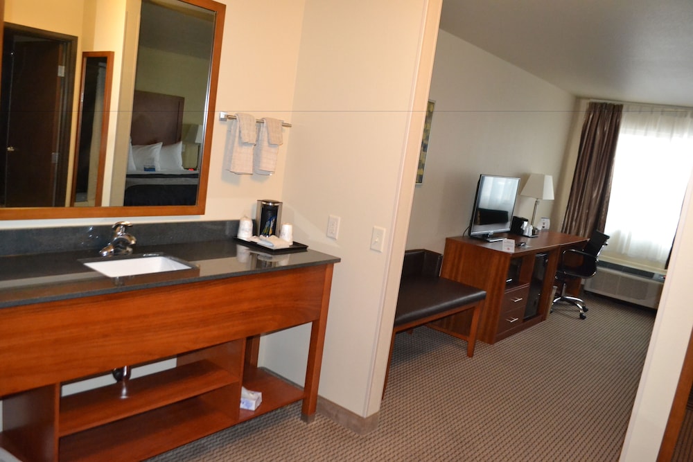 Baymont by Wyndham Grand Forks - photo 25