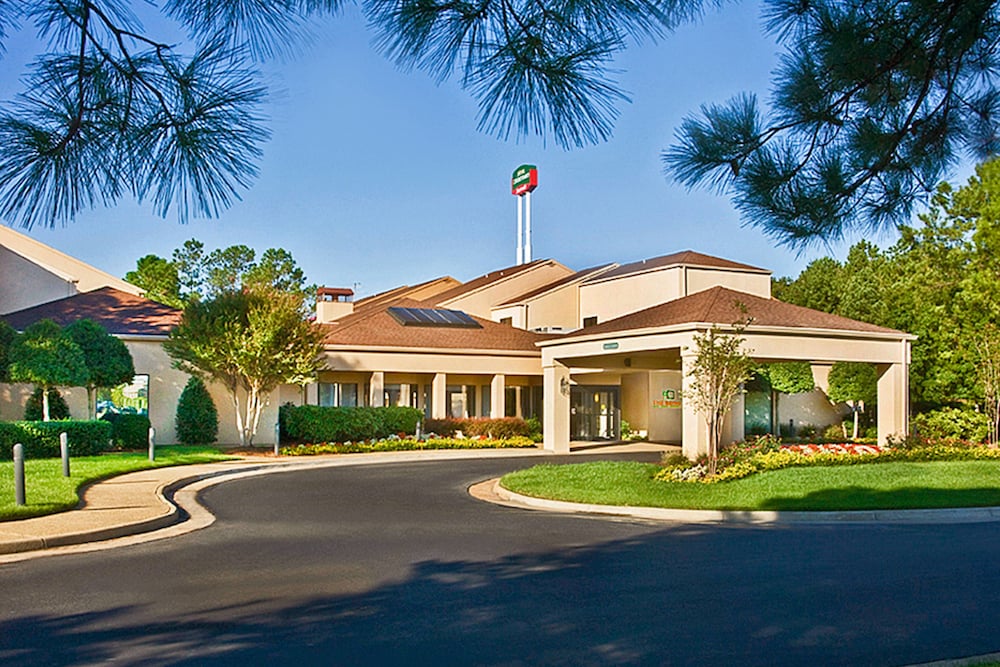 Courtyard By Marriott Hampton — Hampton