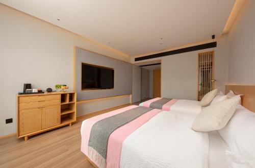 Zhangjiajie Qianshanyue Hotel — 4-Star Luxury Hotel in Zhangjiajie, People's Republic of China