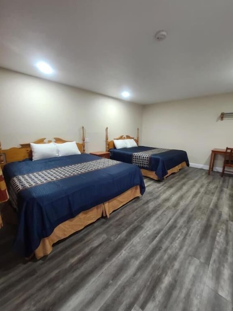 Majestic Inn And Suites - photo 12