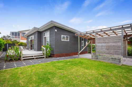 Relax on Dillon Waihi Beach Holiday Home — 4-Star Luxury Hotel in Waihi Beach, New Zealand