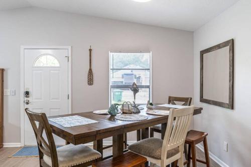 Shells of Paradise a Cozy Pet Friendly Tampa Home with Heated & Screened Pool 4 miles to Adventure Island and Busch Garden — 4-Star Luxury Hotel in Tampa, United States