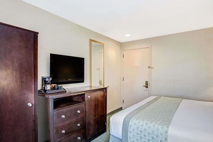 Ramada Jamaica Queens - photo 9