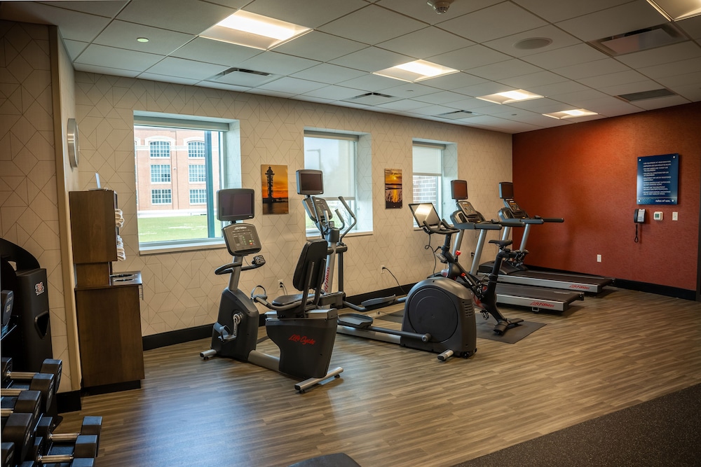 Hampton Inn & Suites Erie Bayfront - photo 40