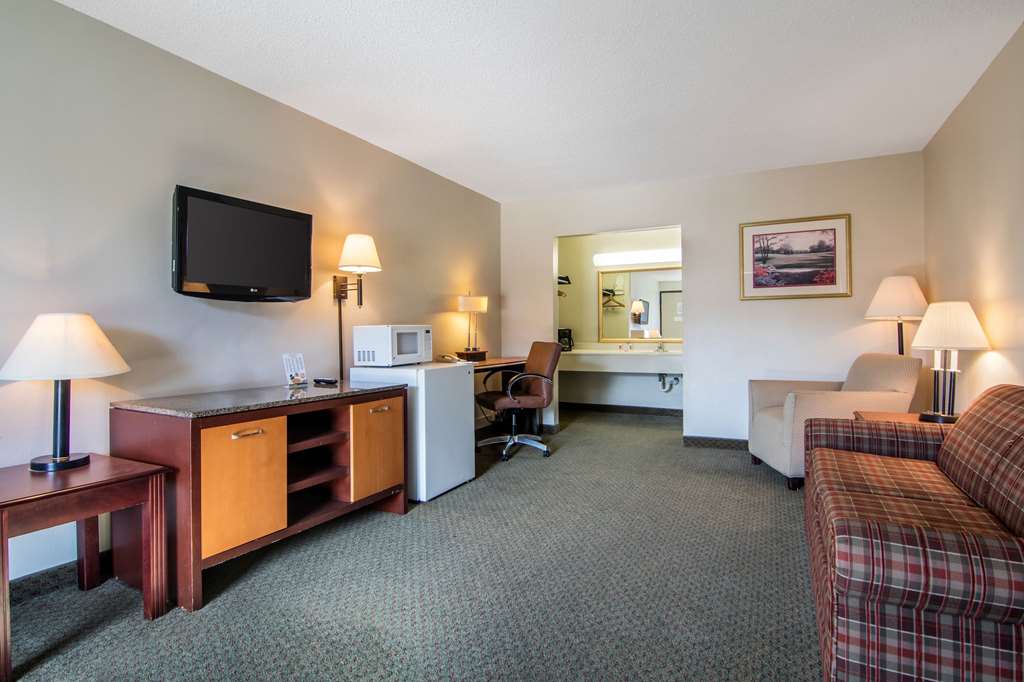 Econo Lodge Inn & Suites Conference Center - photo 17