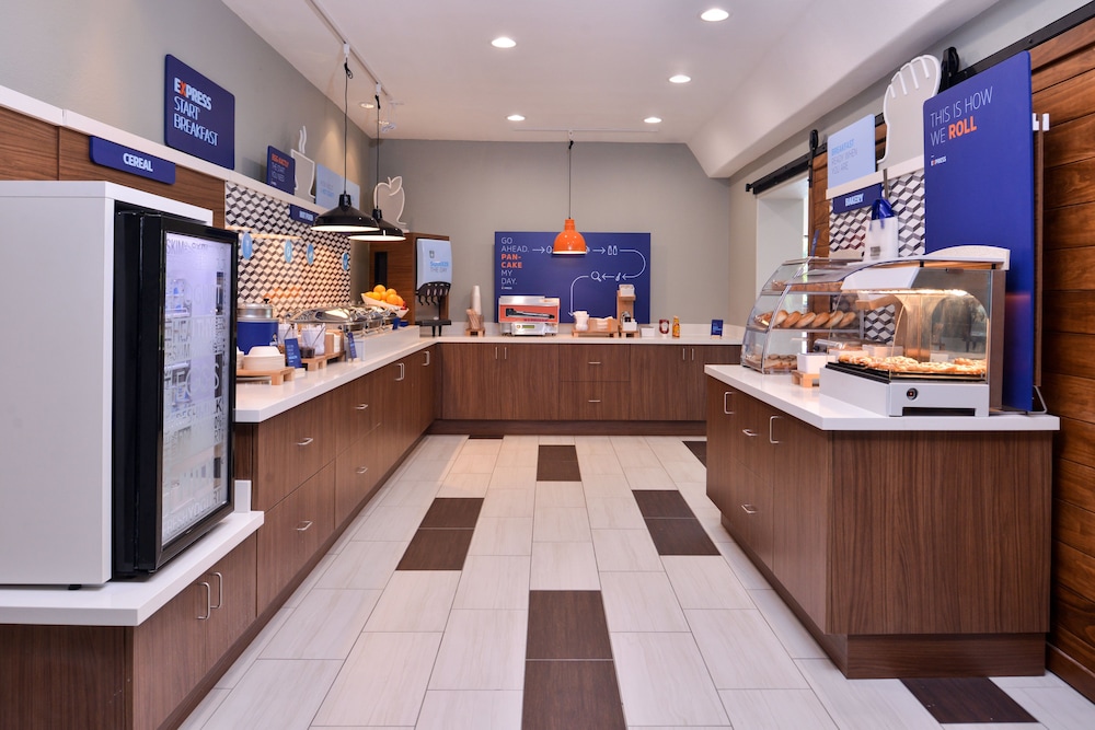 Holiday Inn Express Hotel & Suites Elgin by IHG - photo 36