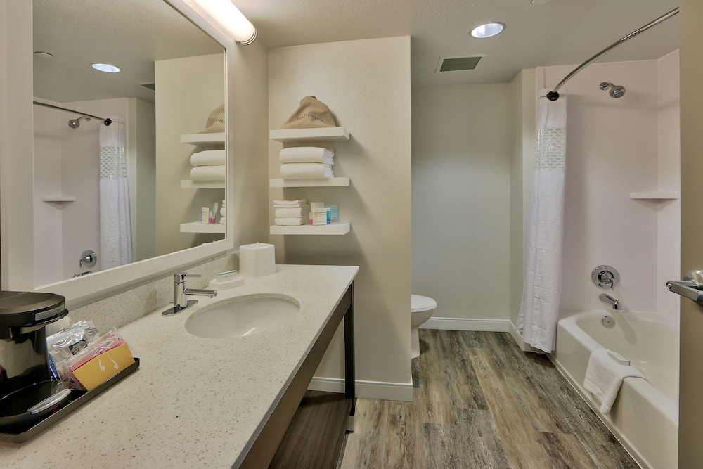 Hampton Inn & Suites Albuquerque Airport - photo 22