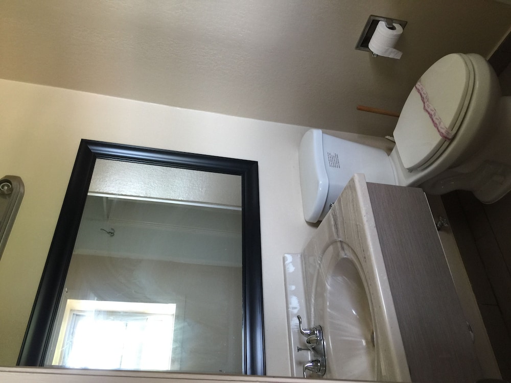 Pelican Inn and Suites - photo 13