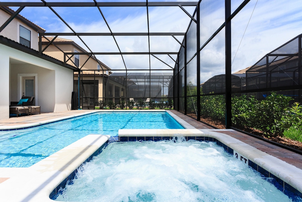 Villa Oasis Sunset 6 Bedroom Reunion — 4-Star Luxury Hotel in Davenport, United States