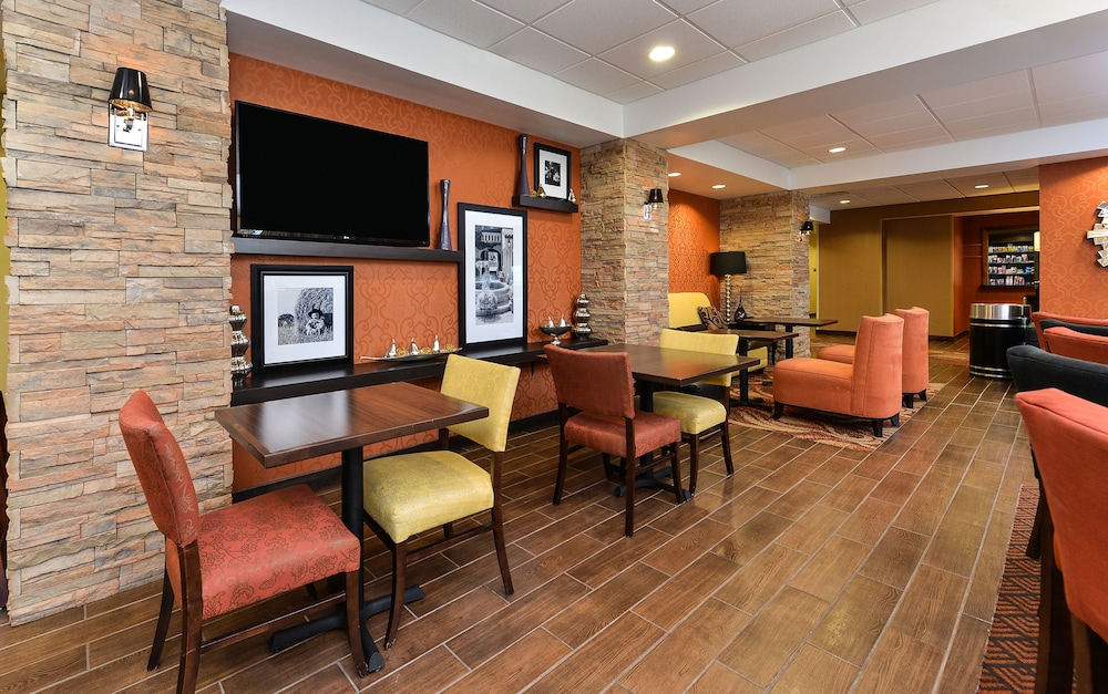 Hampton Inn Clinton IA - photo 9