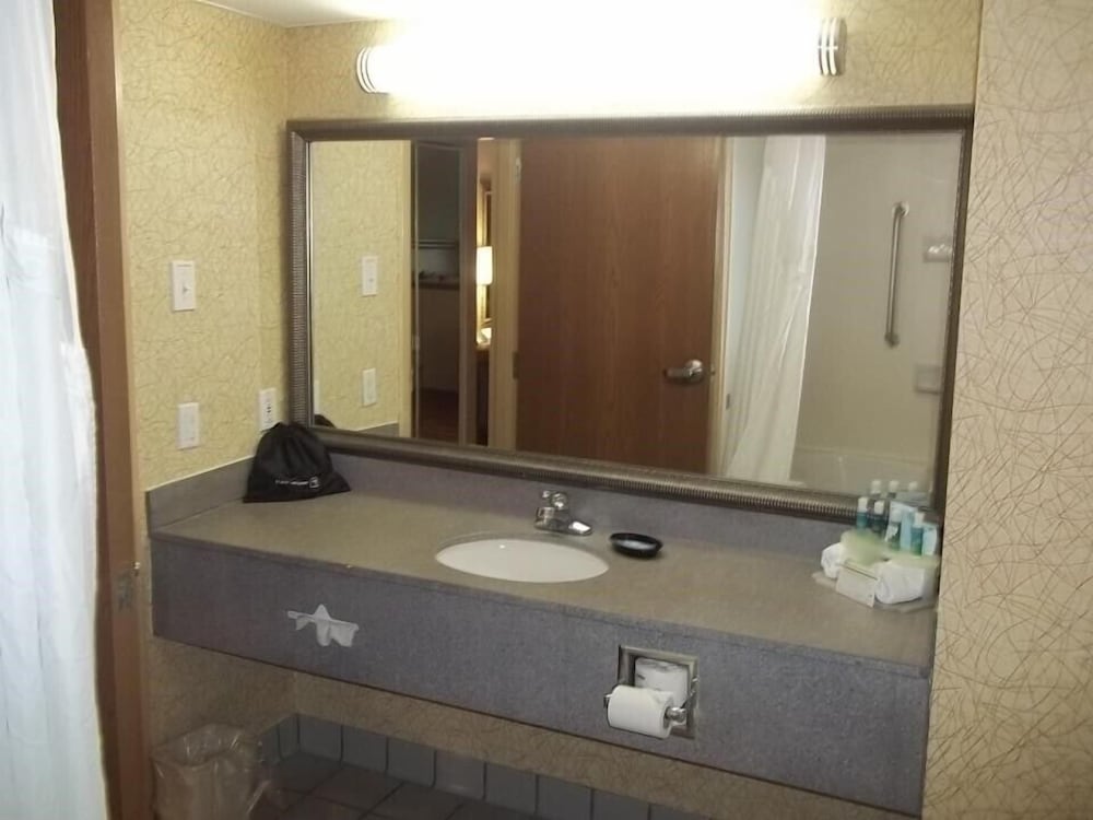 Baymont Inn and Suites Findlay - photo 7