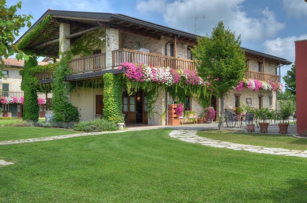 Alloggio Agrituristico Albafiorita — 4-Star Luxury Hotel in Latisana, Italy