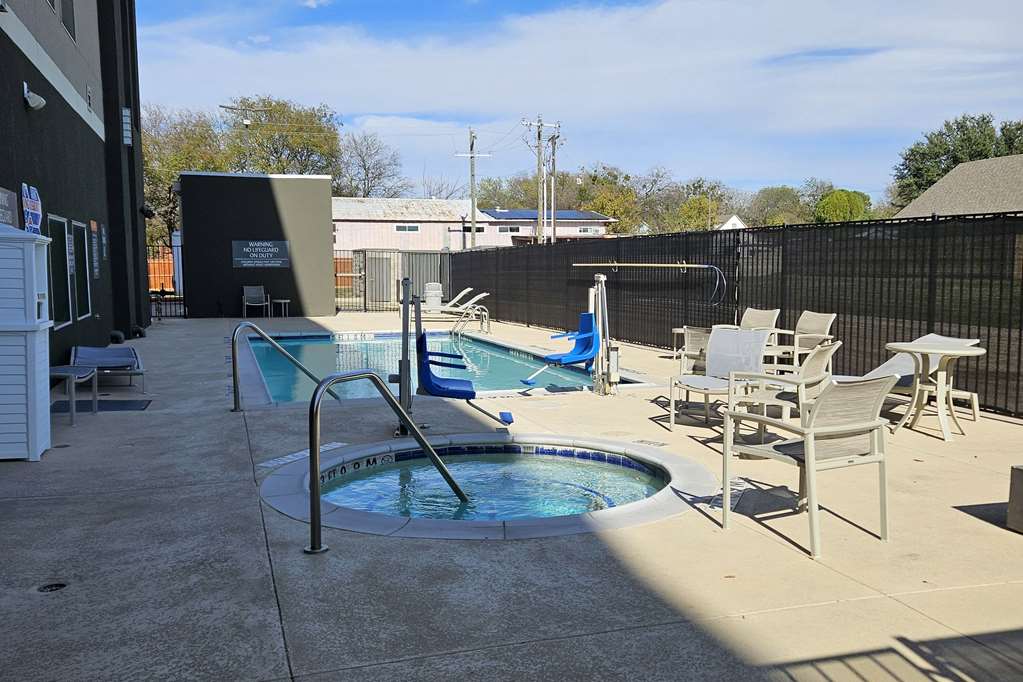 La Quinta Inn & Suites by Wyndham Red Oak TX IH 35E - photo 23