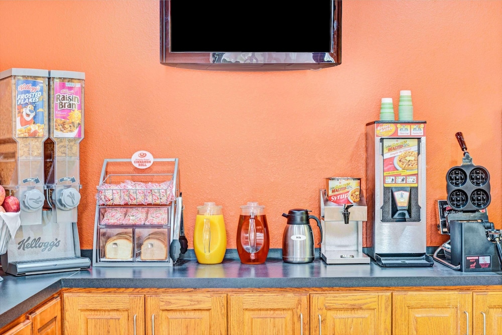 Super 8 by Wyndham Raleigh - photo 17