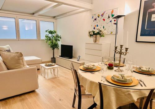 Centro Storico Favoloso Nuovo Appartamento — 4-Star Luxury Hotel in Milan, Italy