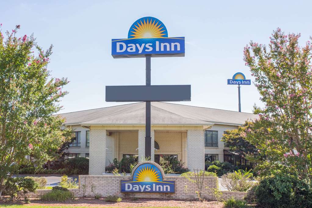 Days Inn by Wyndham Spartanburg Waccamaw in Spartanburg, United States