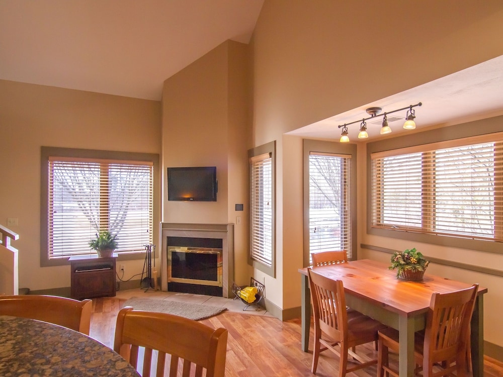 Spacious 2 Bed At Crystal Mountain Resort 2 Bedroom Condo by RedAwning — hotel in Thompsonville
