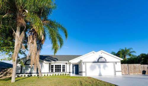 Cheerful 3 bedroom villa with pool — 4-Star Luxury Hotel in Walton, United States