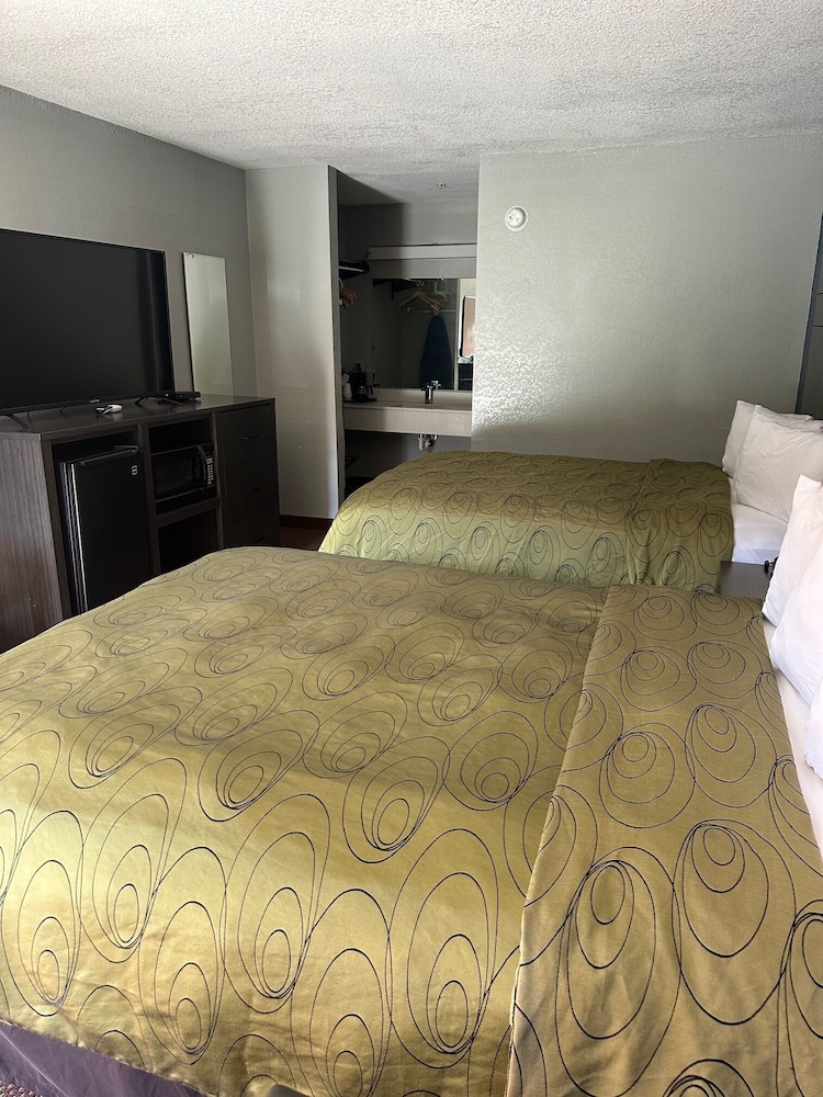 Clairmont Inn & Suites Warren - photo 26