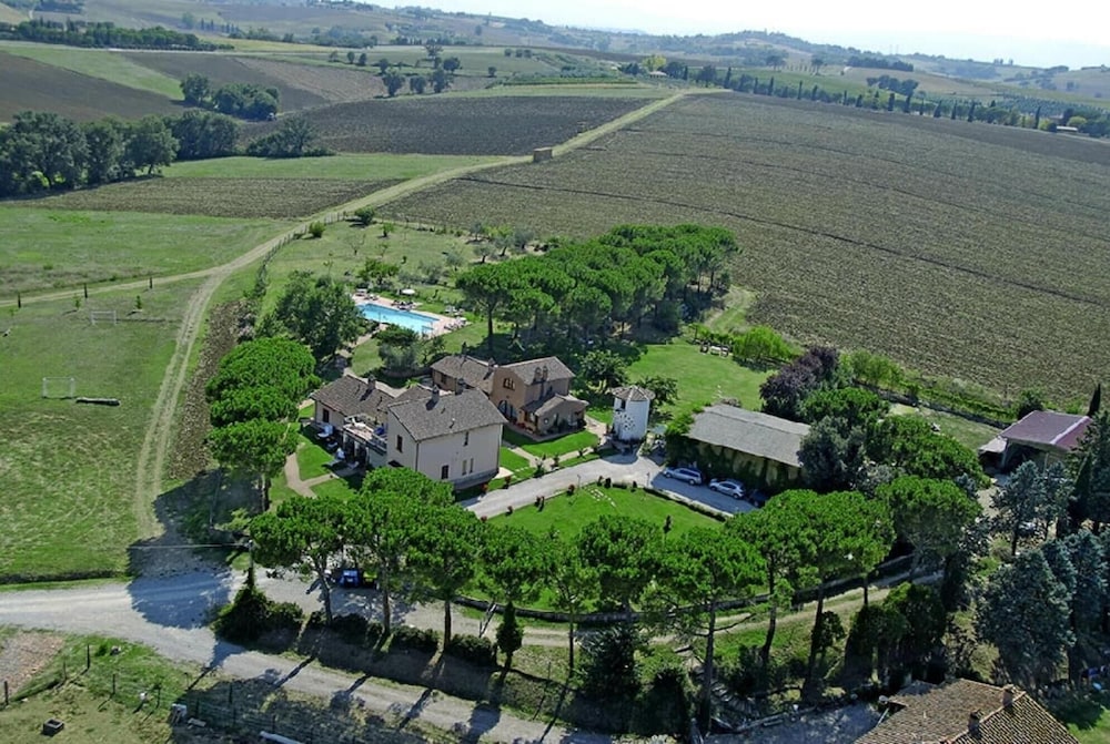 Myrtle apt With Shared Pool — 5-Star Luxury Hotel in Castiglione Del Lago, Italy