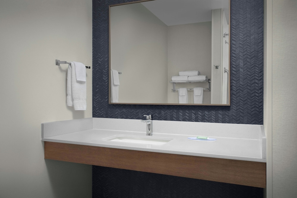 Fairfield Inn & Suites by Marriott Rogers - photo 19