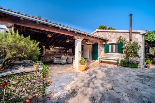 Holiday Home Sarbunara — 4-Star Luxury Hotel in Milna, Croatia