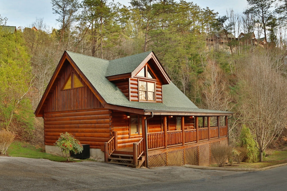 Mountain Fun One Bedroom Cabin — 4-Star Luxury Hotel in Sevierville, United States