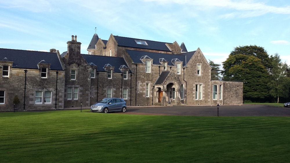 14 Lomond Castle — 4-Star Luxury Hotel in Alexandria, United Kingdom