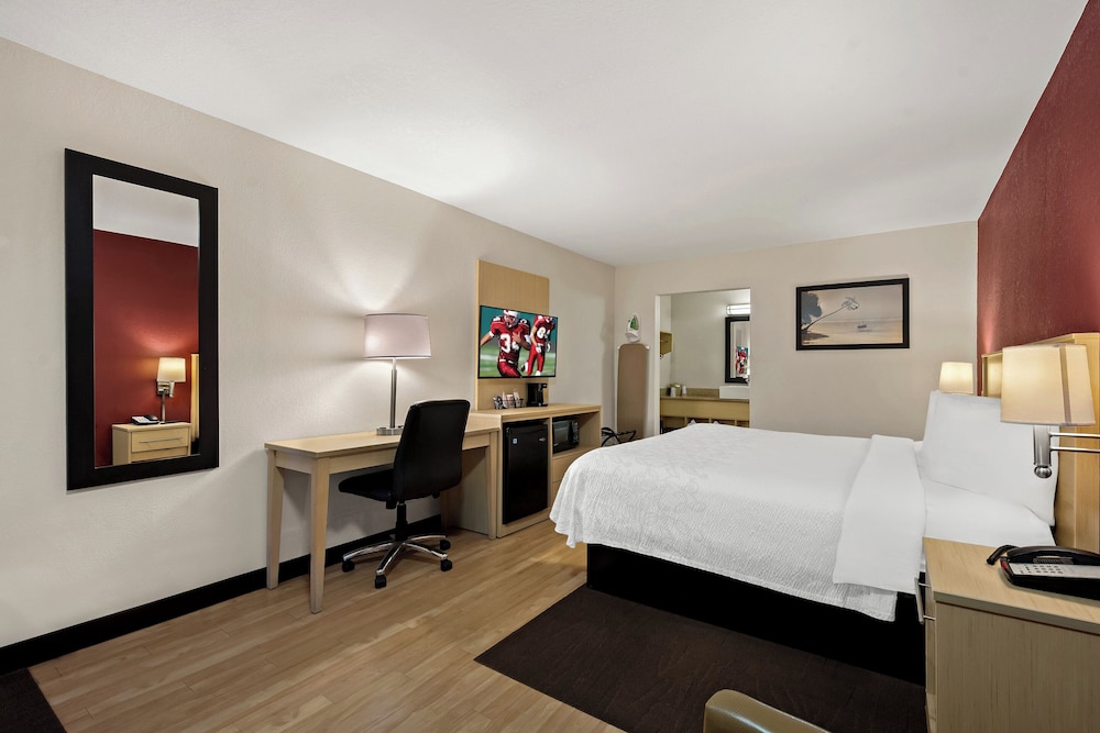 Red Roof Inn PLUS & Suites Naples Downtown 5th Ave S - photo 14