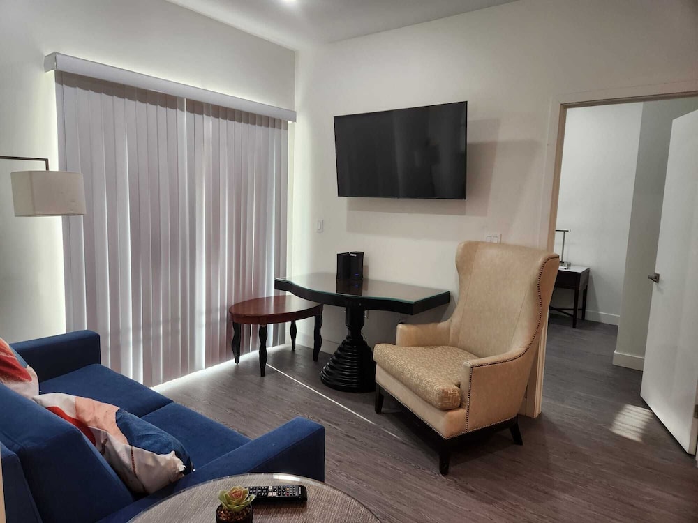 Urban Chic Apart Hotels in Central LA - photo 24