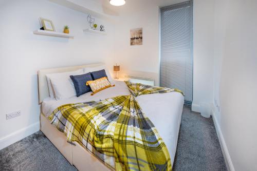 Modern & spacious 2 bed flat with secure parking — 4-Star Luxury Hotel in Reading, United Kingdom