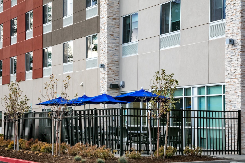 Holiday Inn Express & Suites Bend South by IHG - photo 43